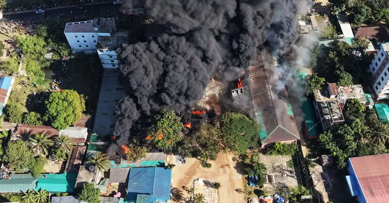 কারখানার আগুন ও ধোয়ার কুণ্ডলী